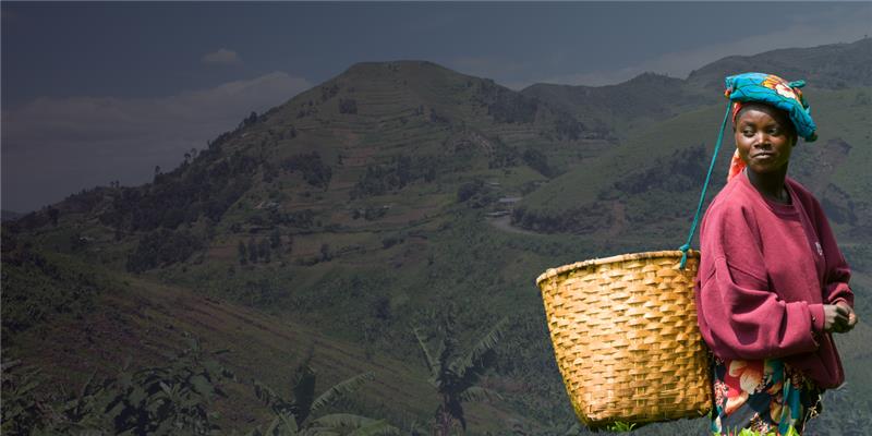 Picture of Rwandan woman with mountain in background.